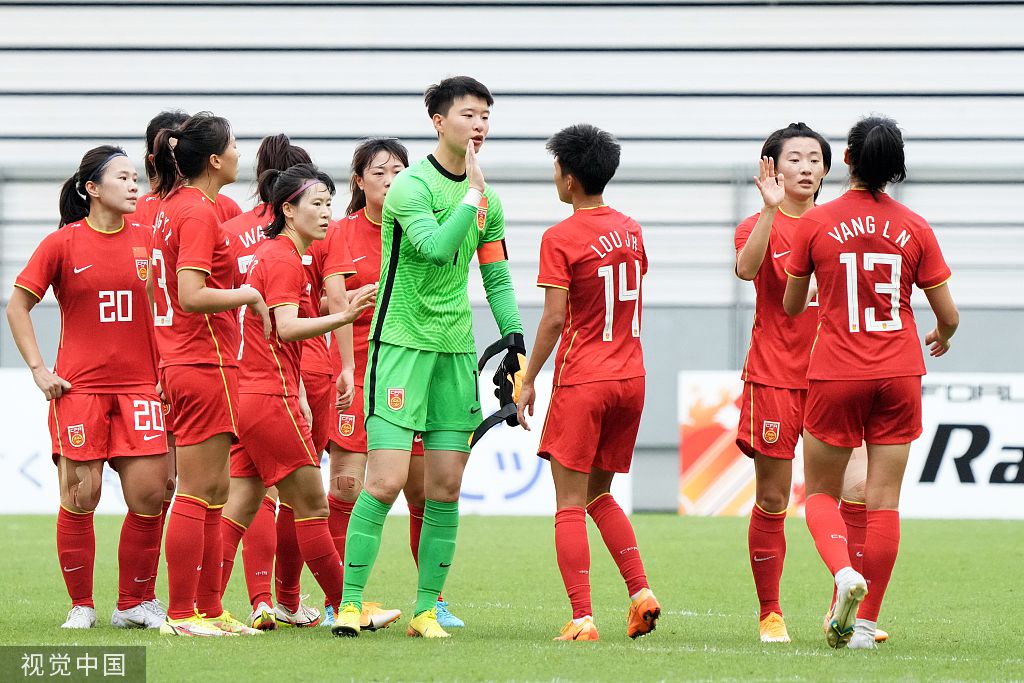 王霜出生于武汉，她曾在2018年效力法甲巴黎女足，2019年夏窗回归武汉车谷江大女足，去年留洋美国，这位28岁的中国女足国脚与路易斯维尔竞技女足的合同到期后，将于2024年1月1日加入热刺。